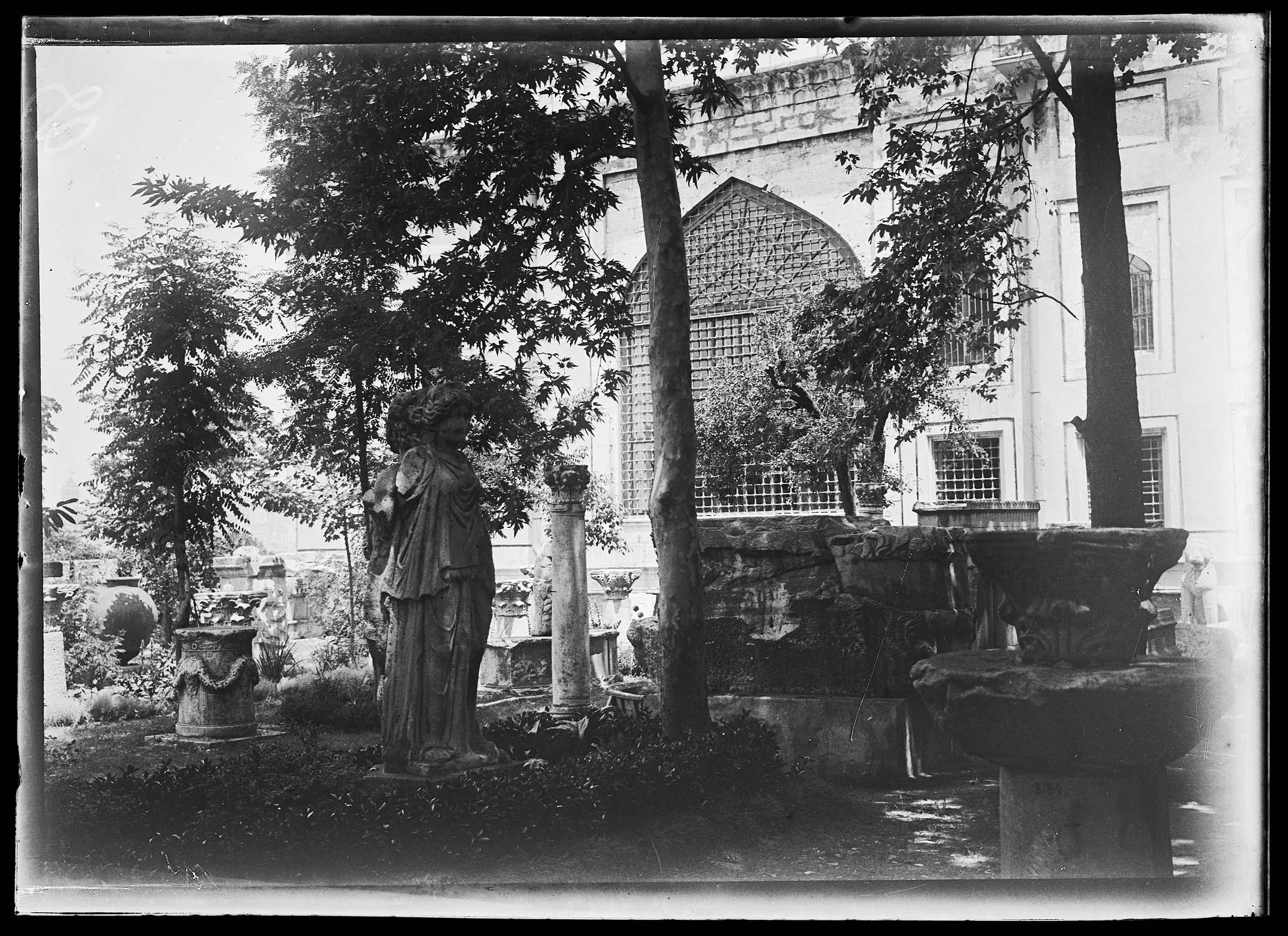 Vestiges archéologiques (chapiteaux, statues) à proximité de l'édifice